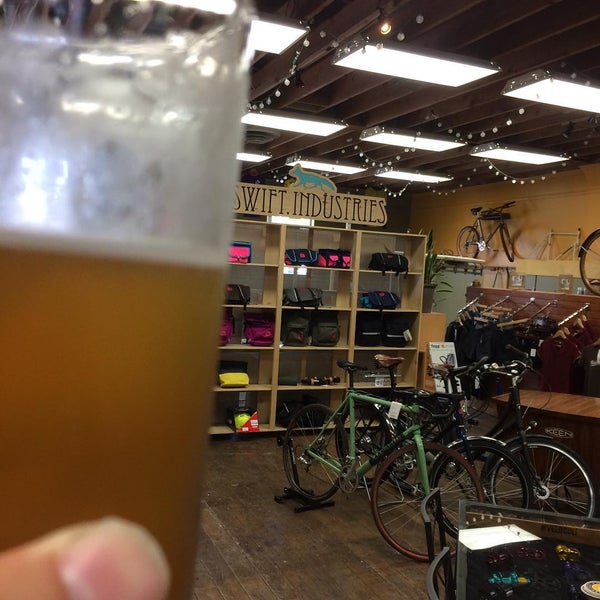 7/16/2015 tarihinde Tall Asian M.ziyaretçi tarafından Velo Cult Bicycle Shop &amp; Bar'de çekilen fotoğraf