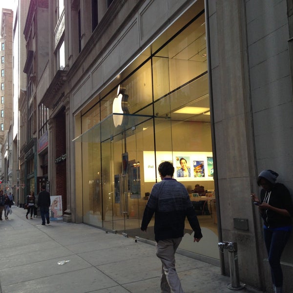 Walnut Street - Apple Store - Apple