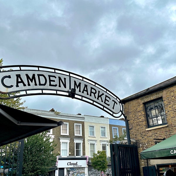 Foto tirada no(a) Camden Stables Market por Nawaf W. em 9/19/2023