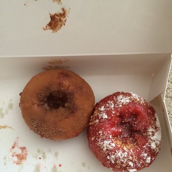 Foto tirada no(a) Fractured Prune Doughnuts AZ por Mark W. em 5/9/2014