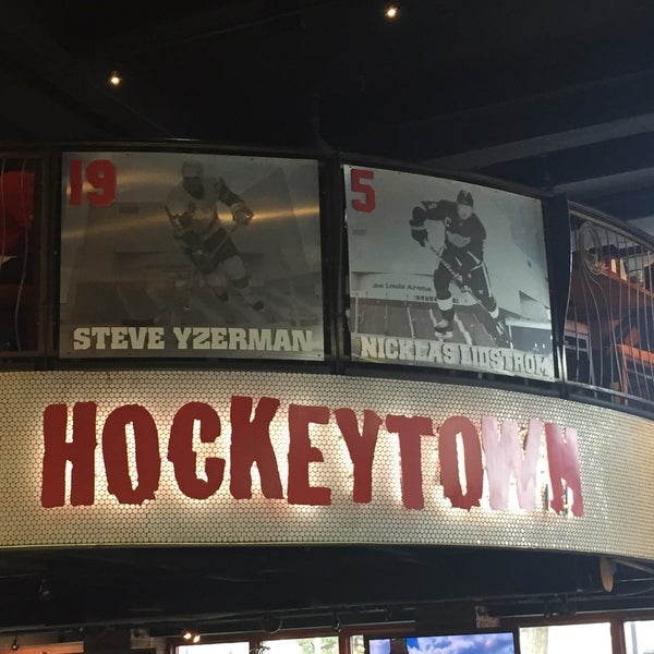 รูปภาพถ่ายที่ Hockeytown Cafe โดย Matthew C. เมื่อ 2/24/2018