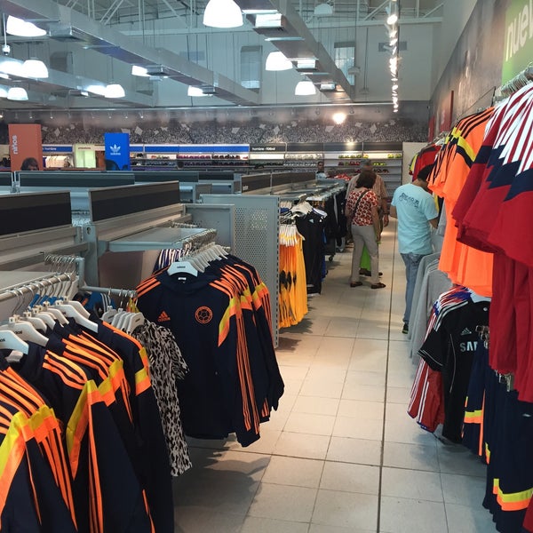 Adidas colombia puerta del norte hotsell