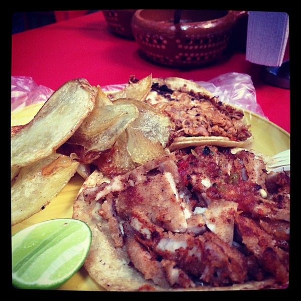 Снимок сделан в Ex-Tacos Gus пользователем Fernando B. 11/23/2012