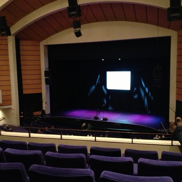 รูปภาพถ่ายที่ The Centre in Vancouver for Performing Arts โดย Handy เมื่อ 2/16/2013