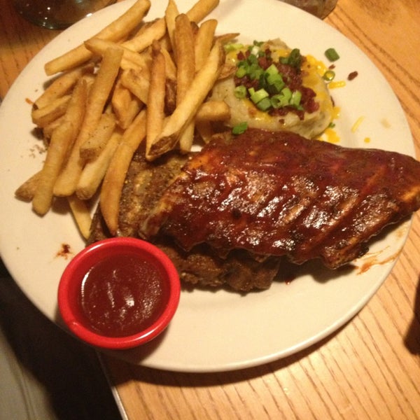 Photo taken at Chili&#39;s Grill &amp; Bar by Marie T. on 7/7/2013