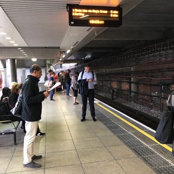 7/24/2017에 Chris B.님이 Paddington London Underground Station (Hammersmith &amp; City and Circle lines)에서 찍은 사진