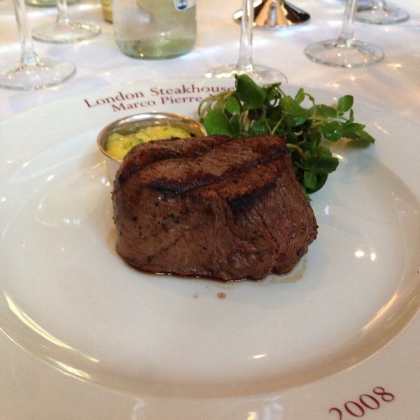 Foto tirada no(a) London Steakhouse Co. por Chris B. em 7/24/2013