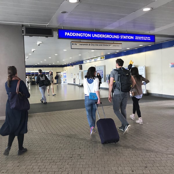 Foto tirada no(a) Paddington London Underground Station (Hammersmith &amp; City and Circle lines) por Chris B. em 6/4/2017