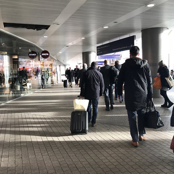 Photo taken at Paddington London Underground Station (Hammersmith &amp; City and Circle lines) by Chris B. on 2/16/2017