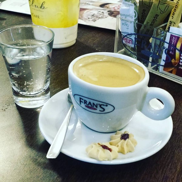 รูปภาพถ่ายที่ Fran&#39;s Café โดย Luca A. เมื่อ 12/6/2015