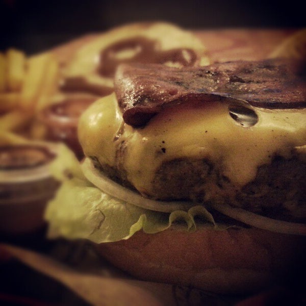 Foto scattata a 18th Century Burger da Alaa T. il 12/29/2012