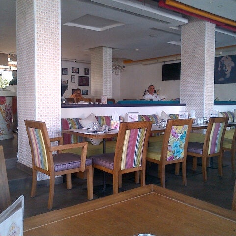 Foto diambil di Vivid Restaurant &amp; Cafe Lounge oleh Alaa T. pada 11/7/2012