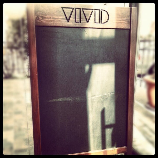 Foto diambil di Vivid Restaurant &amp; Cafe Lounge oleh Alaa T. pada 12/6/2012