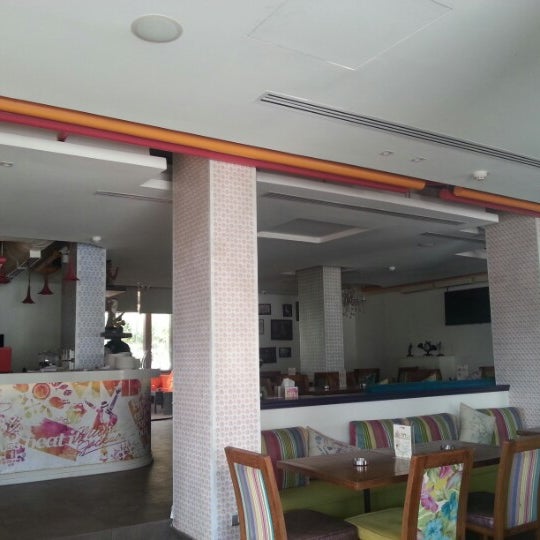 Foto tirada no(a) Vivid Restaurant &amp; Cafe Lounge por Alaa T. em 12/17/2012