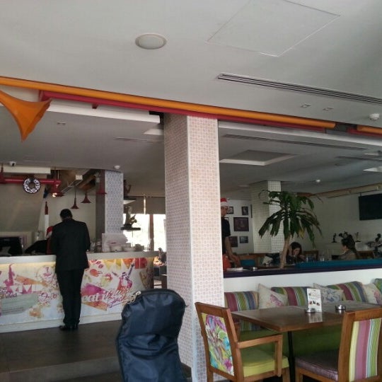 Foto diambil di Vivid Restaurant &amp; Cafe Lounge oleh Alaa T. pada 12/27/2012