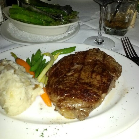 รูปภาพถ่ายที่ Donovan&#39;s Steak &amp; Chop House โดย David K. เมื่อ 11/13/2012