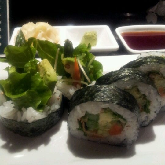 Foto diambil di Banbu Sushi Bar &amp; Grill oleh Manary V. pada 2/19/2013