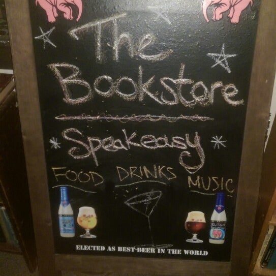 Foto diambil di The Bookstore Speakeasy oleh Matt T. pada 8/2/2014