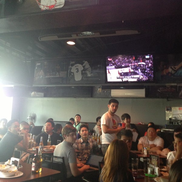 Foto scattata a Skinny Mike&#39;s Sports Bar da Jason il 6/19/2013
