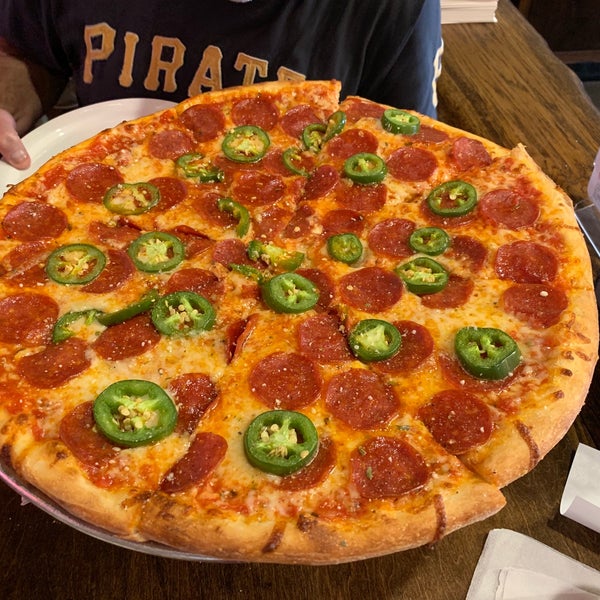 Das Foto wurde bei Five Points Pizza von Scott P. am 10/5/2018 aufgenommen
