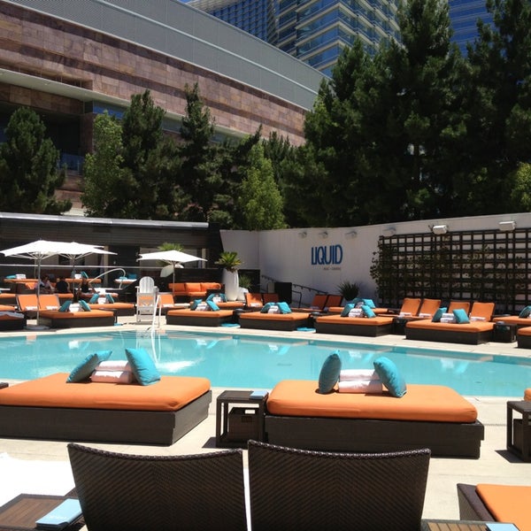 รูปภาพถ่ายที่ LIQUID Pool Lounge โดย Alfonso D. เมื่อ 6/22/2013