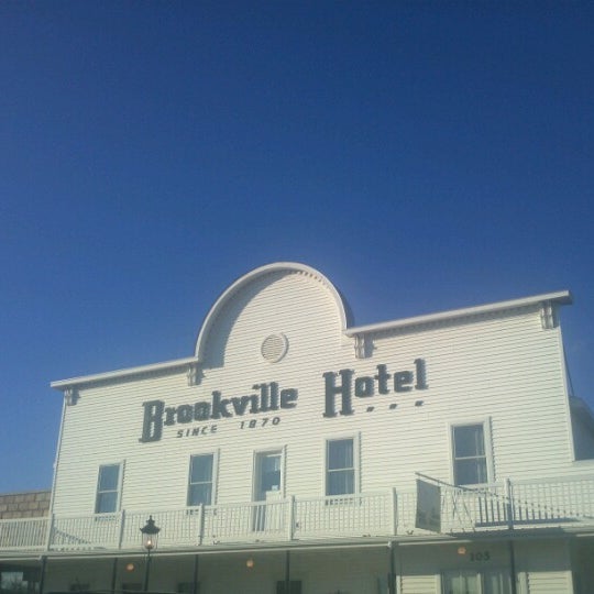 Foto tomada en Brookville Hotel  por Lan N. el 10/25/2012