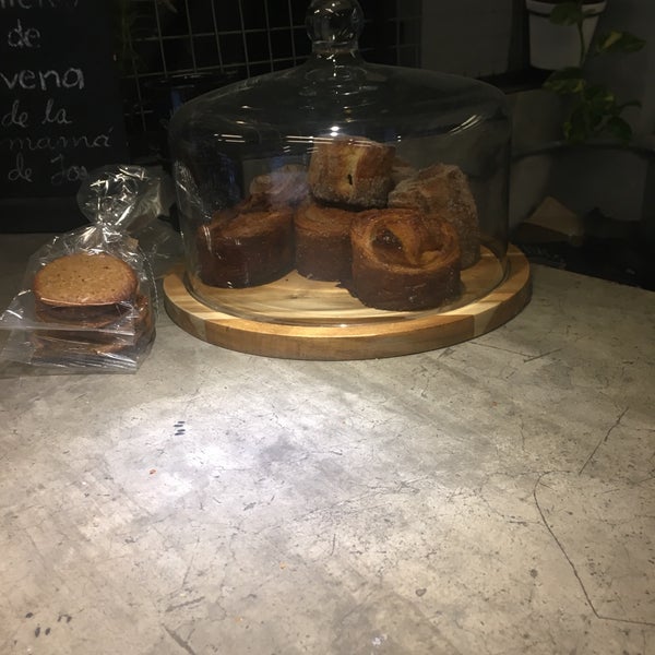 Foto diambil di Rompeolas Café oleh Karla D. pada 3/6/2018