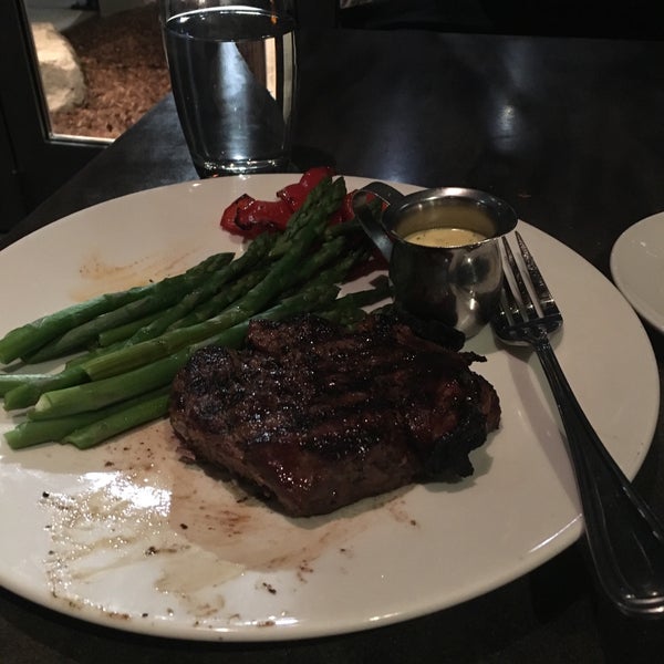 Foto scattata a The Keg Steakhouse + Bar - Hamilton Mountain da Karla D. il 3/20/2019