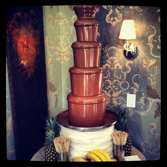 Foto scattata a Amor Chocolate Fountains da Chevelle C. il 10/11/2012