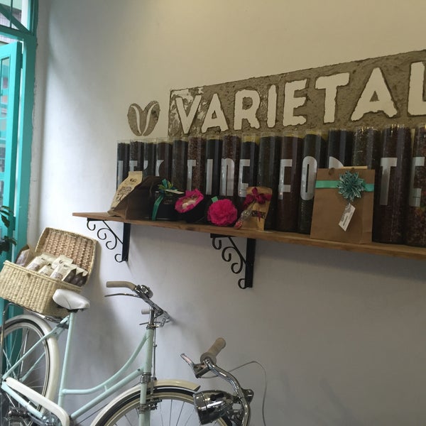 9/18/2015 tarihinde Lo G.ziyaretçi tarafından Varietale Cafes y Tes'de çekilen fotoğraf