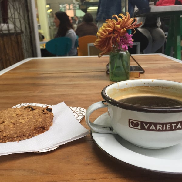 8/14/2015 tarihinde Lo G.ziyaretçi tarafından Varietale Cafes y Tes'de çekilen fotoğraf
