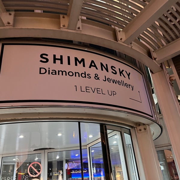 Foto diambil di Shimansky Jewellers Clock Tower oleh Sv H. pada 5/26/2022