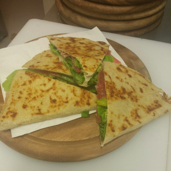 Das Foto wurde bei Divina Piadina - Piadineria artigianale a Milano von Piersergio T. am 3/16/2015 aufgenommen