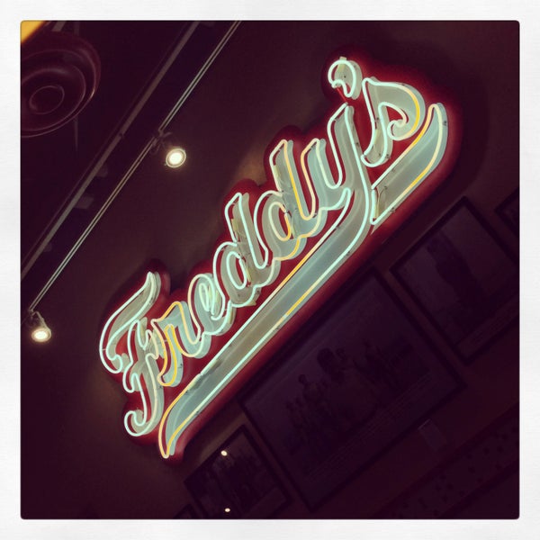 Foto diambil di Freddy&#39;s Frozen Custard &amp; Steakburgers oleh Jorge C. pada 4/27/2013