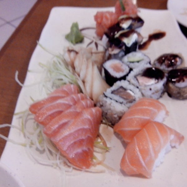 Снимок сделан в Haikai Sushi пользователем Anderson M. 10/7/2013