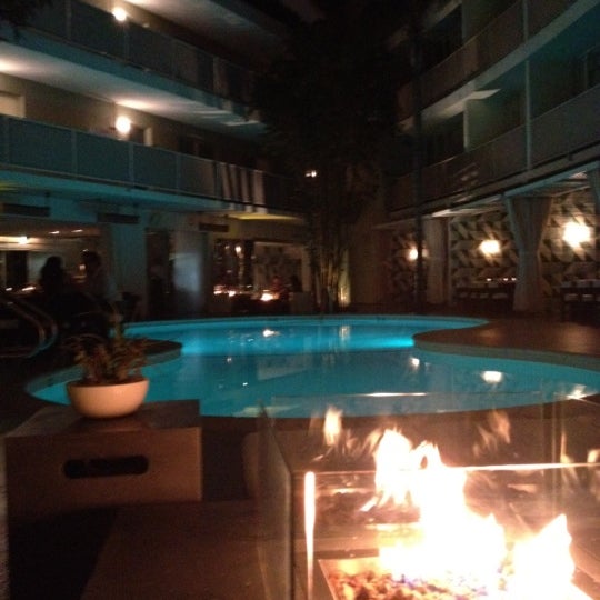 Foto diambil di Oliverio at Avalon Hotel Beverly Hills oleh Jenni H. pada 10/20/2012
