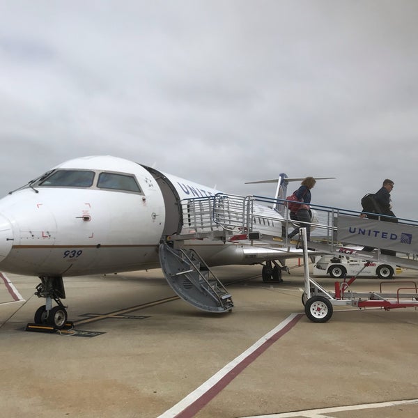 รูปภาพถ่ายที่ Monterey Regional Airport (MRY) โดย わさび 太. เมื่อ 4/29/2019