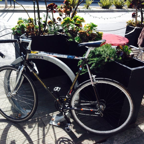 5/6/2015 tarihinde Ghreg S.ziyaretçi tarafından Mojo Bicycle Cafe'de çekilen fotoğraf