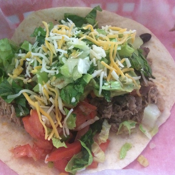 6/15/2015 tarihinde Eat This N.ziyaretçi tarafından Five Tacos'de çekilen fotoğraf