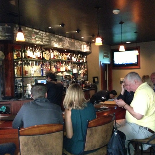 รูปภาพถ่ายที่ Hurley&#39;s Restaurant โดย Phillip B. เมื่อ 11/4/2012