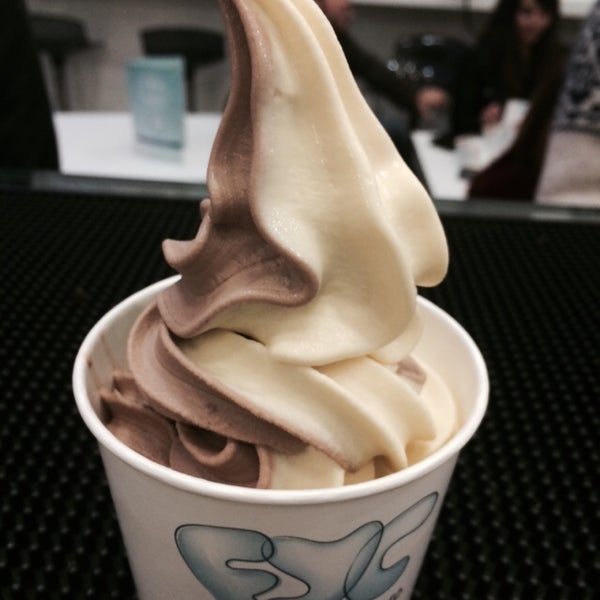 12/12/2014にGina S.がFYC Frozen Yogurt Cafeで撮った写真
