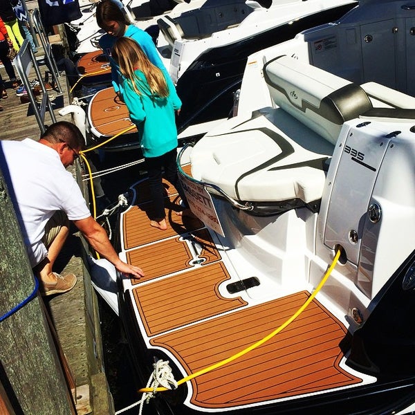 Foto scattata a Newport Yachting Center da SeaDek M. il 9/14/2014