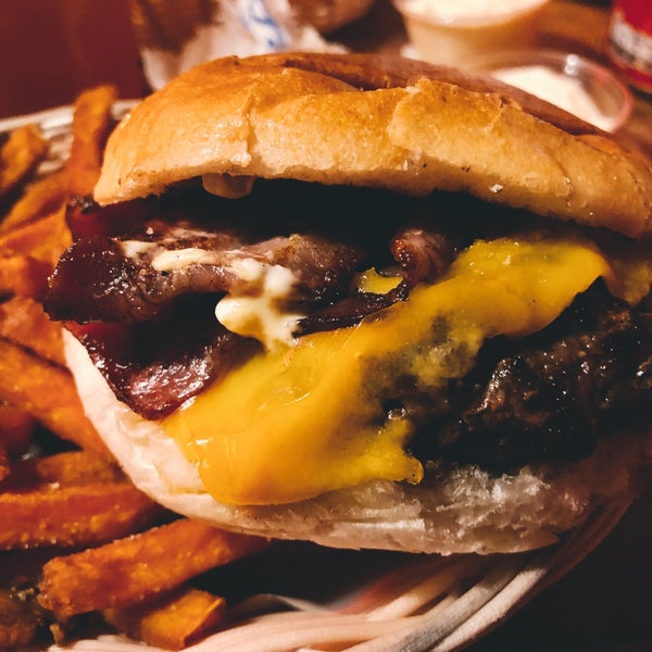 2/8/2020 tarihinde Andrew M.ziyaretçi tarafından Tommi&#39;s Burger Joint'de çekilen fotoğraf