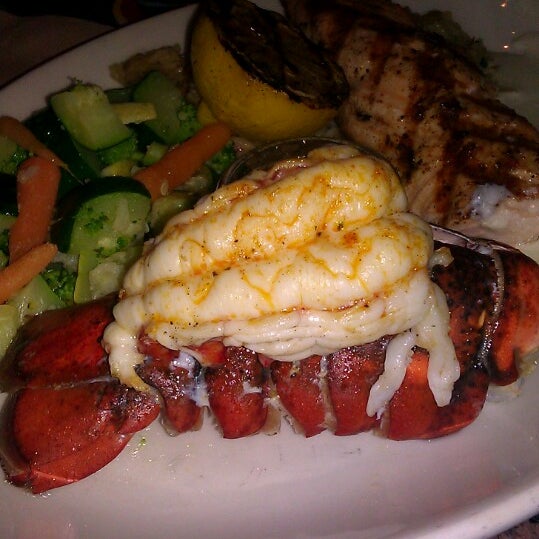Photo taken at BJ&#39;s Restaurant &amp; Brewhouse by Jimmy C. on 4/2/2013