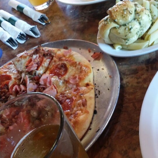 Снимок сделан в Mama Gina&#39;s Pizzeria пользователем Jimmy C. 6/15/2014