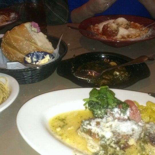 Foto diambil di Cascone&#39;s Italian Restaurant oleh Teddie R. pada 12/10/2013