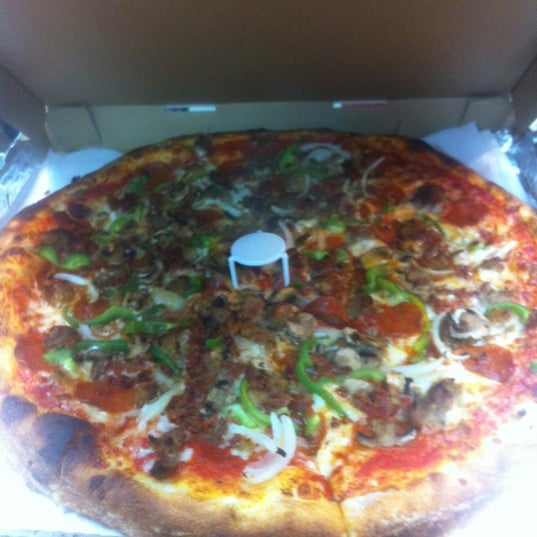 Foto diambil di Joe’s New York Pizza oleh Lymar C. pada 11/8/2012