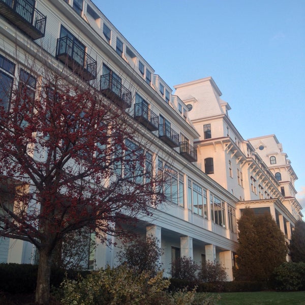 รูปภาพถ่ายที่ Wentworth by the Sea, A Marriott Hotel &amp; Spa โดย Mallory 🍟 เมื่อ 12/25/2014