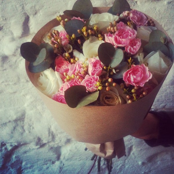 Снимок сделан в Цветков | букеты в бумаге пользователем Olga P. 3/2/2013
