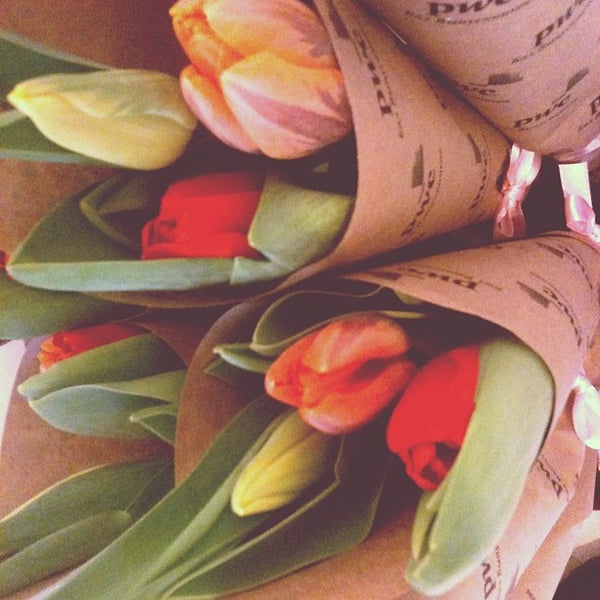 Снимок сделан в Цветков | букеты в бумаге пользователем Olga P. 3/1/2013